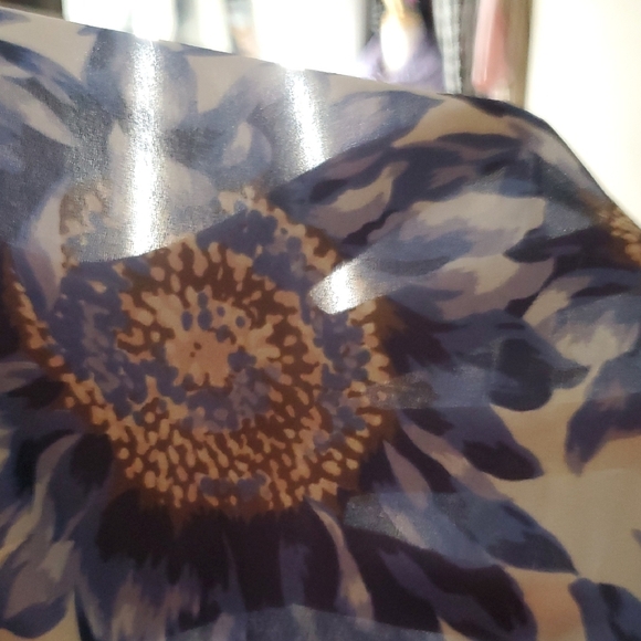 Floral Sleeveless Button-Up Blouse - Picture 7 of 8